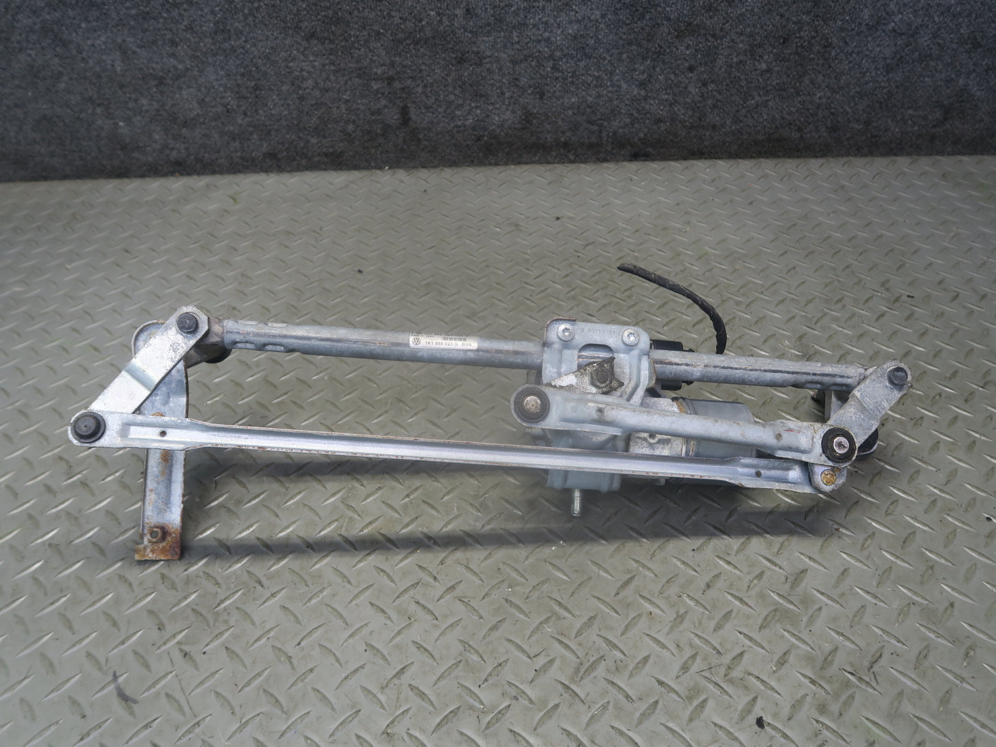 06-09 VW Golf MK5 R32 Windshield Wiper Transmission Linkage w Motor OEM