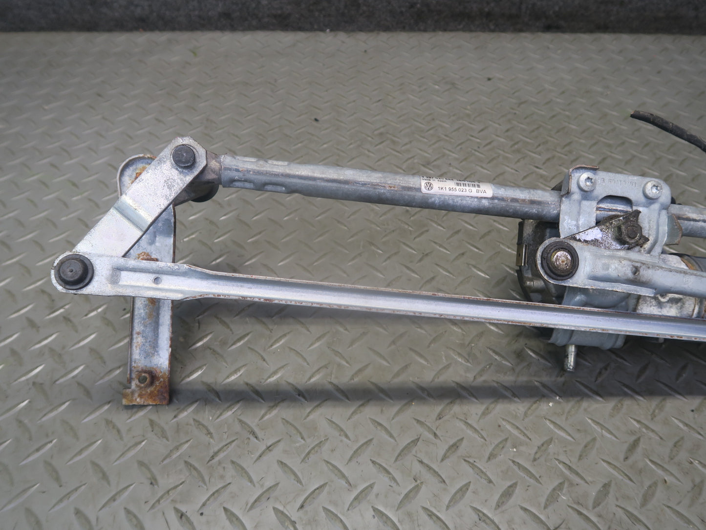 06-09 VW Golf MK5 R32 Windshield Wiper Transmission Linkage w Motor OEM