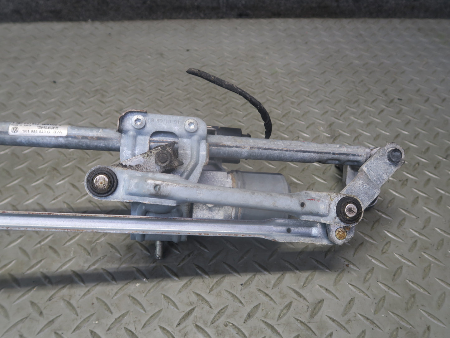 06-09 VW Golf MK5 R32 Windshield Wiper Transmission Linkage w Motor OEM