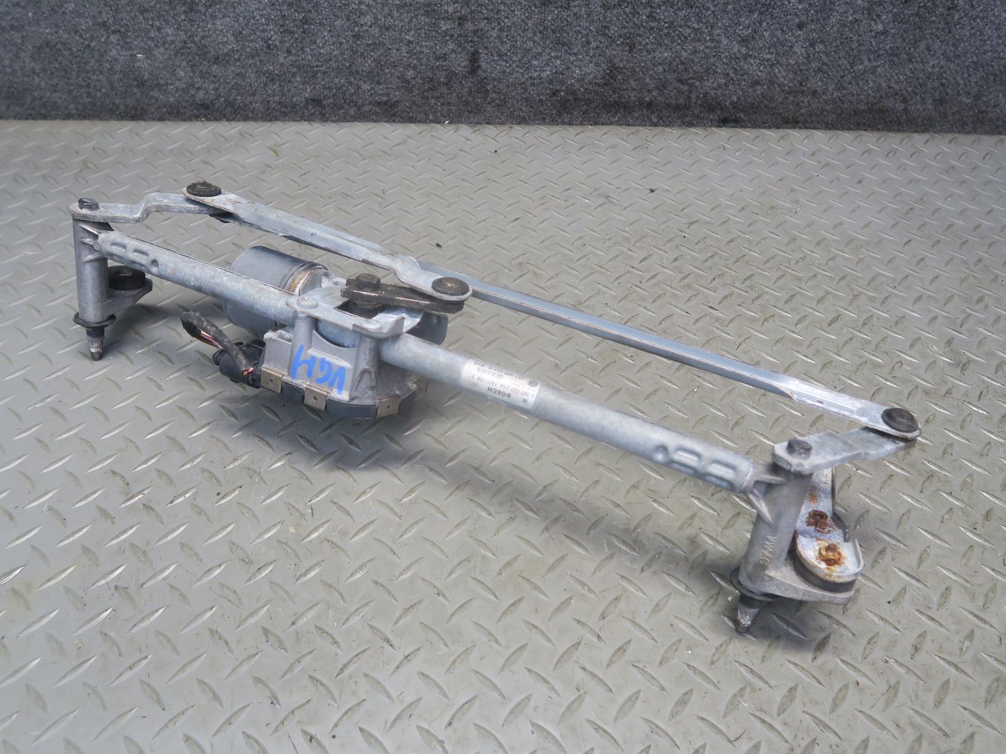06-09 VW Golf MK5 R32 Windshield Wiper Transmission Linkage w Motor OEM