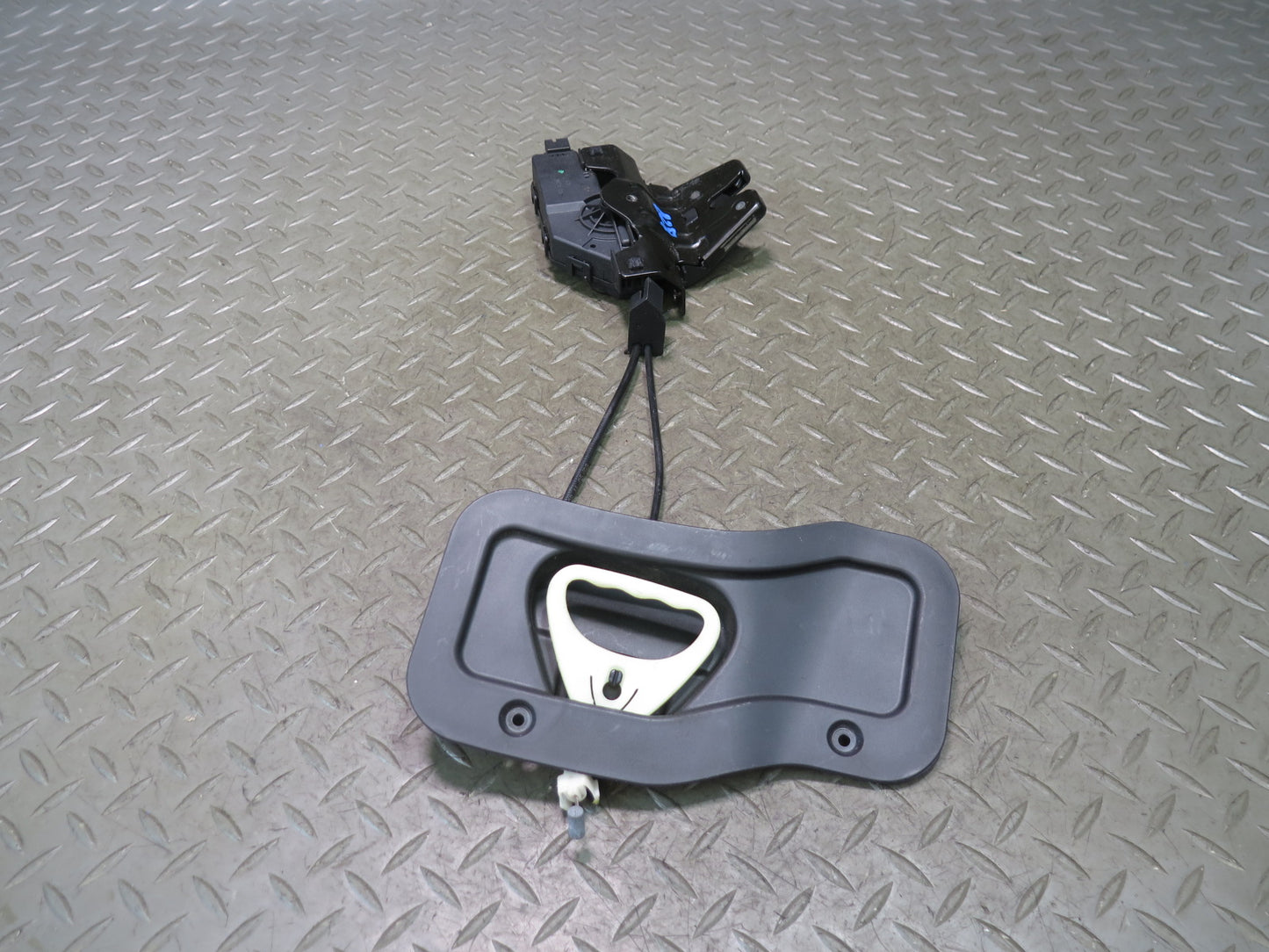 03-08 BMW E85 Z4 Rear Trunk Lock Latch Actuator w Release & Recessed Handle OEM