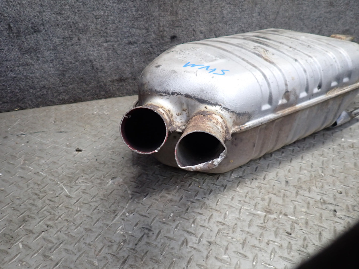 94-99 Mercedes W140 S500 Rear Exhaust Muffler 1404910801 OEM