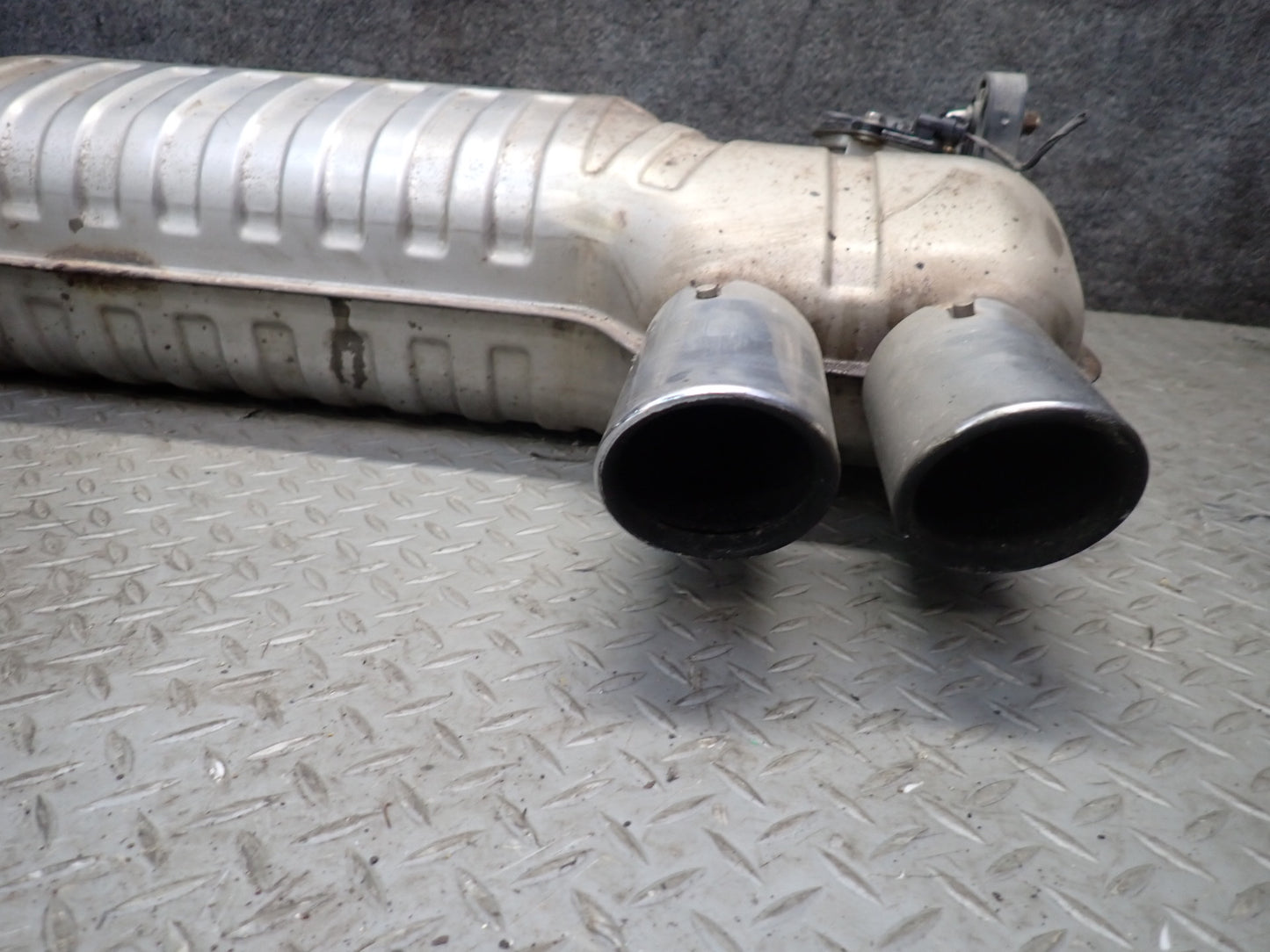 2015-2020 BMW F82 F83 M4 3.0L S55 Rear Exhaust Muffler W/ Tips
