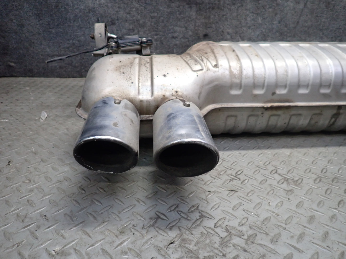 2015-2020 BMW F82 F83 M4 3.0L S55 Rear Exhaust Muffler W/ Tips
