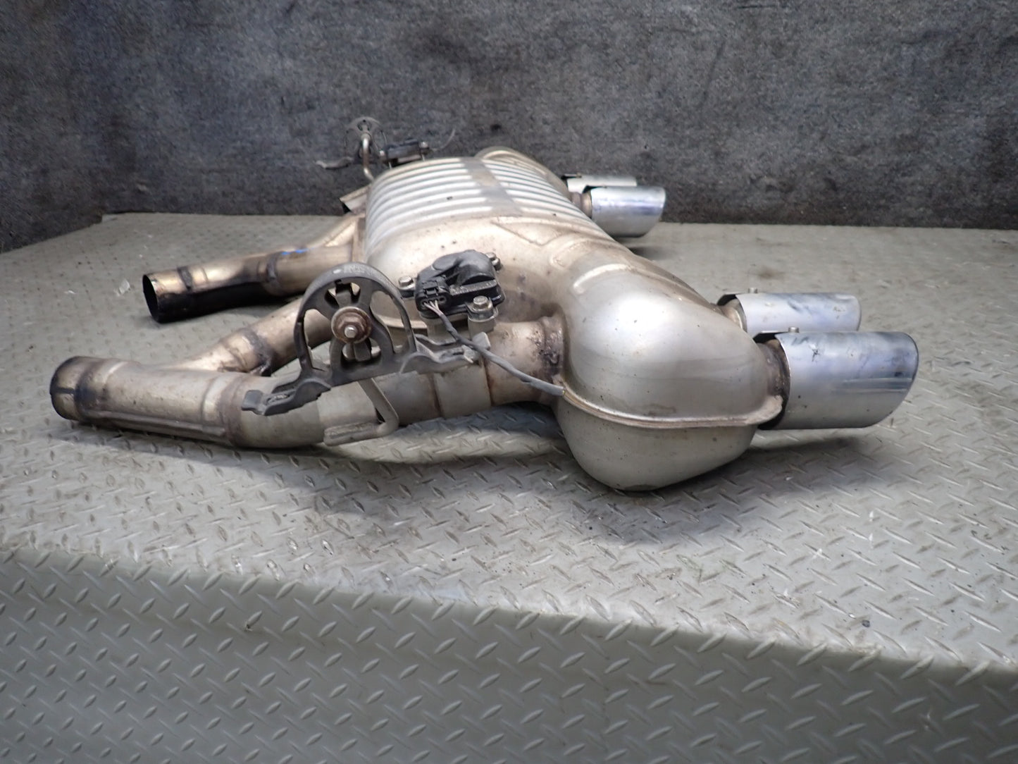 2015-2020 BMW F82 F83 M4 3.0L S55 Rear Exhaust Muffler W/ Tips