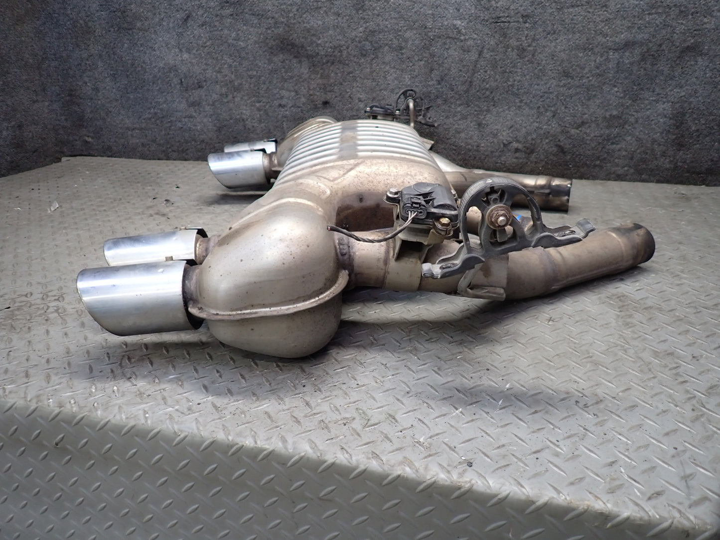 2015-2020 BMW F82 F83 M4 3.0L S55 Rear Exhaust Muffler W/ Tips