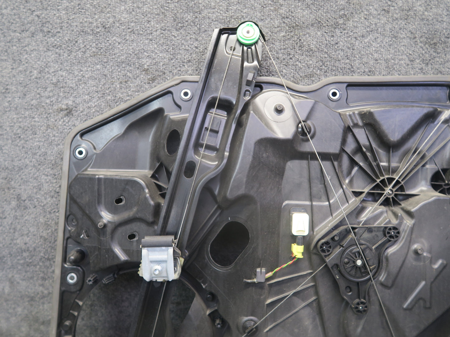2011-2018 Porsche Cayenne 958 Front Left Door Window Regulator w Motor OEM