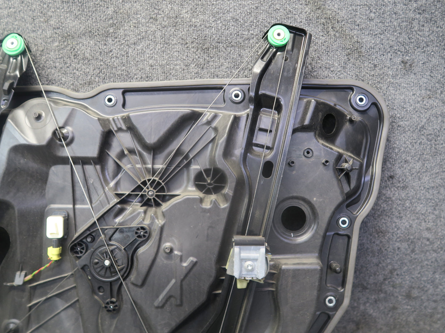 2011-2018 Porsche Cayenne 958 Front Left Door Window Regulator w Motor OEM