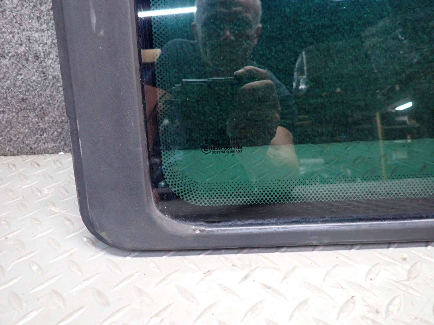 01-03 VW Eurovan T4 Center Middle Right Movable Glass Window OEM