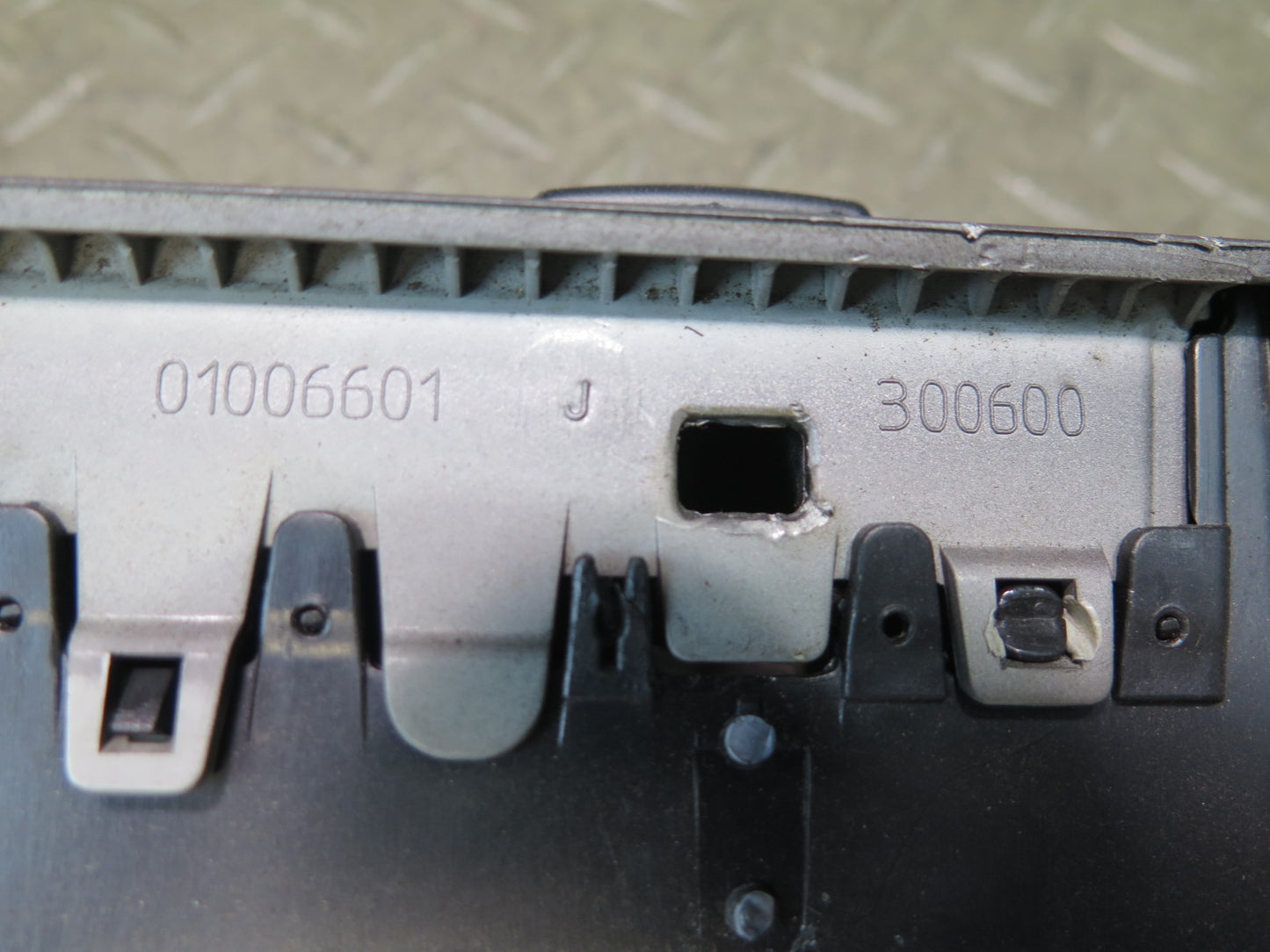 03-05 BMW E86 E85 Z4 Dash Center AC Heater Air Vent Black OEM