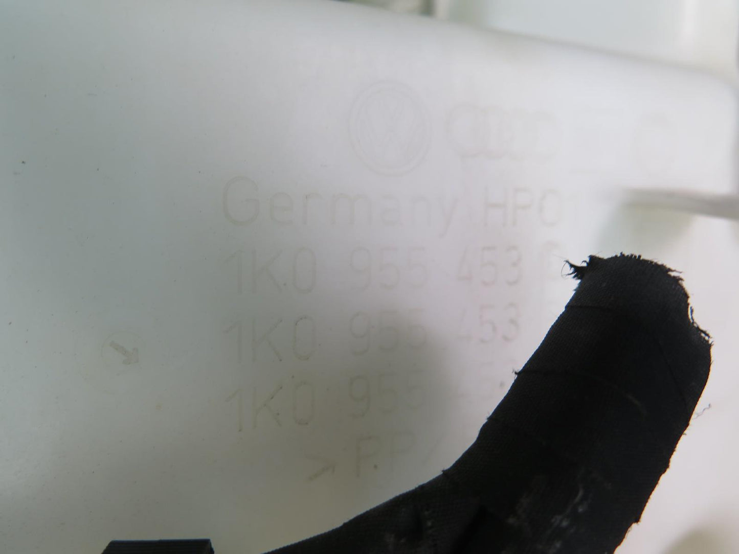 06-09 VW Golf MK5 R32 Windshield Washer Fluid Reservoir Tank w Pumps OEM