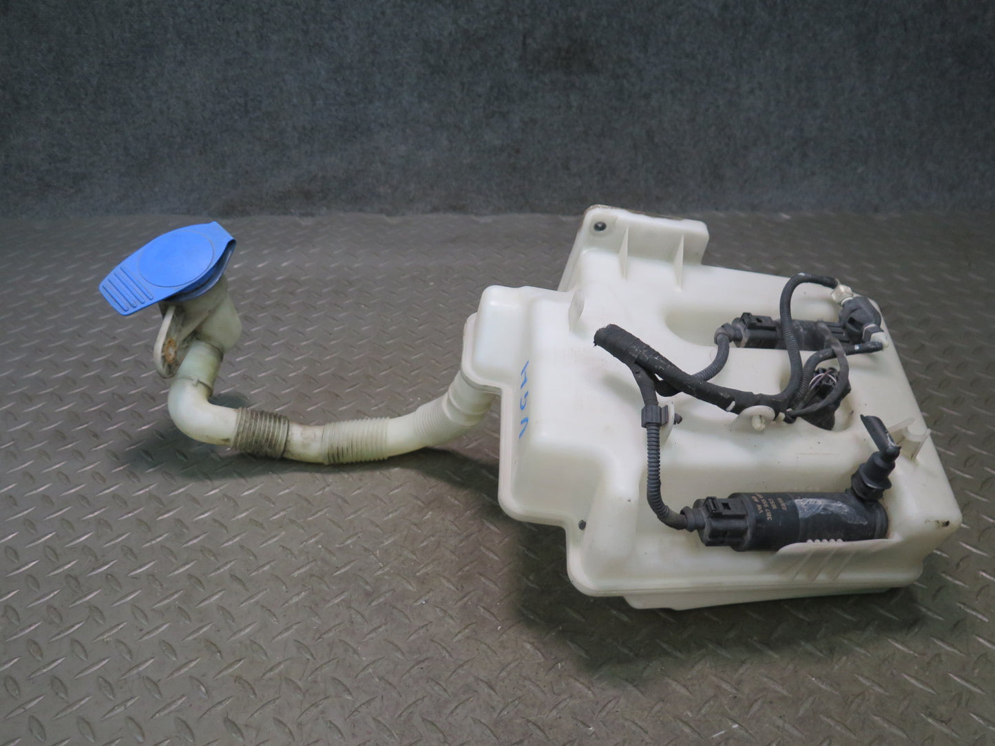 06-09 VW Golf MK5 R32 Windshield Washer Fluid Reservoir Tank w Pumps OEM
