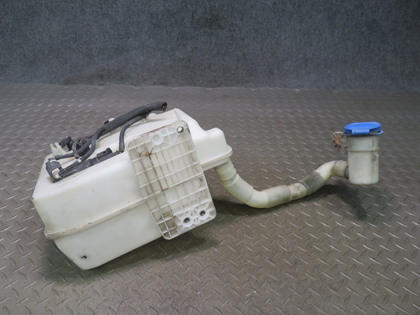 06-09 VW Golf MK5 R32 Windshield Washer Fluid Reservoir Tank w Pumps OEM