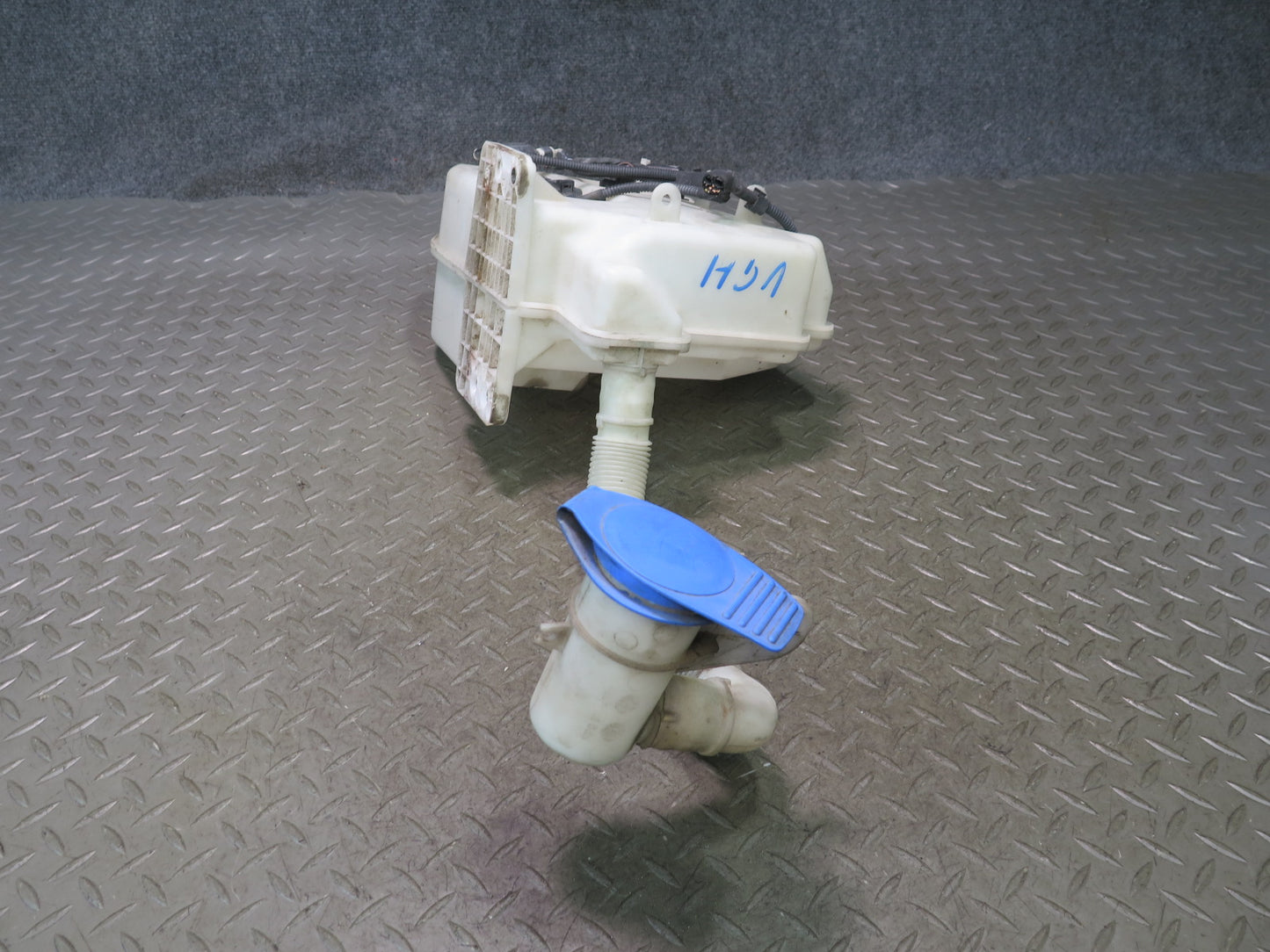 06-09 VW Golf MK5 R32 Windshield Washer Fluid Reservoir Tank w Pumps OEM