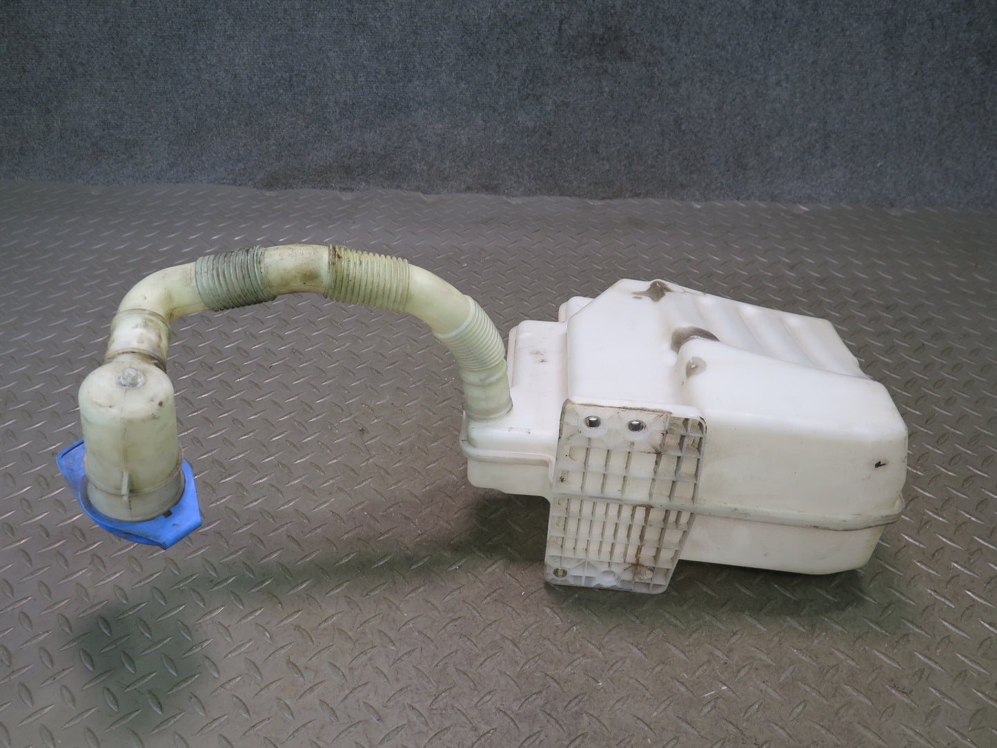 06-09 VW Golf MK5 R32 Windshield Washer Fluid Reservoir Tank w Pumps OEM