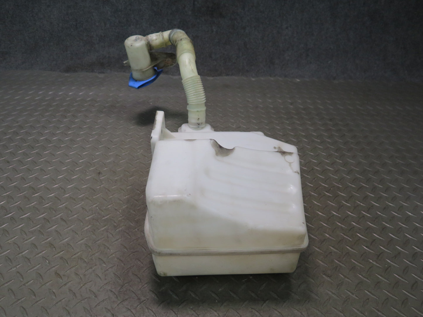 06-09 VW Golf MK5 R32 Windshield Washer Fluid Reservoir Tank w Pumps OEM
