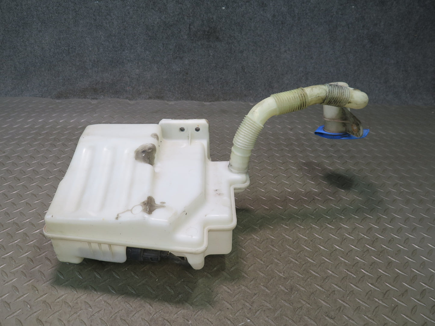 06-09 VW Golf MK5 R32 Windshield Washer Fluid Reservoir Tank w Pumps OEM
