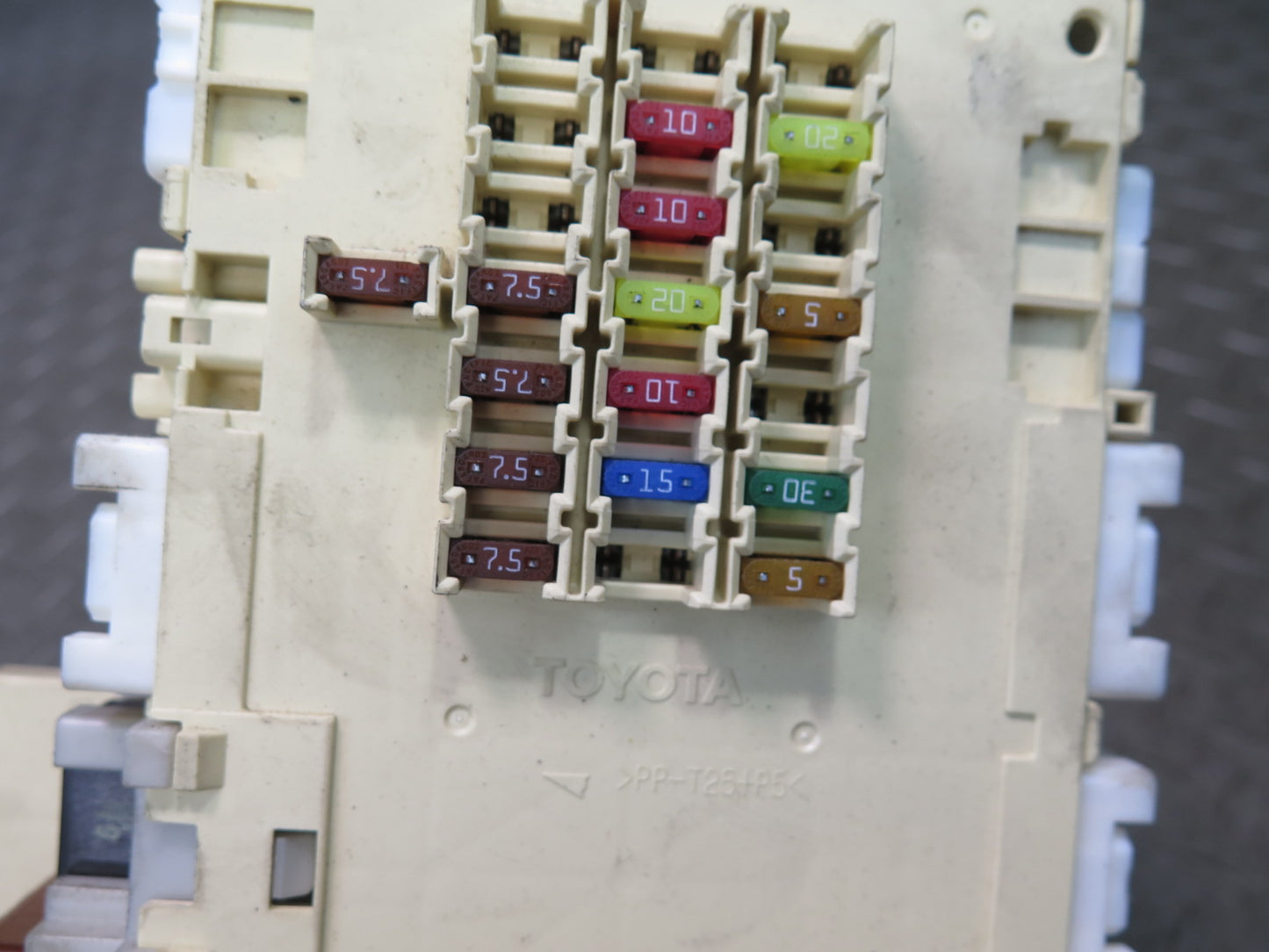 06-10 Lexus UZZ40L SC430 Front Right Dashboard Fuse Box Module 82730-24031 OEM