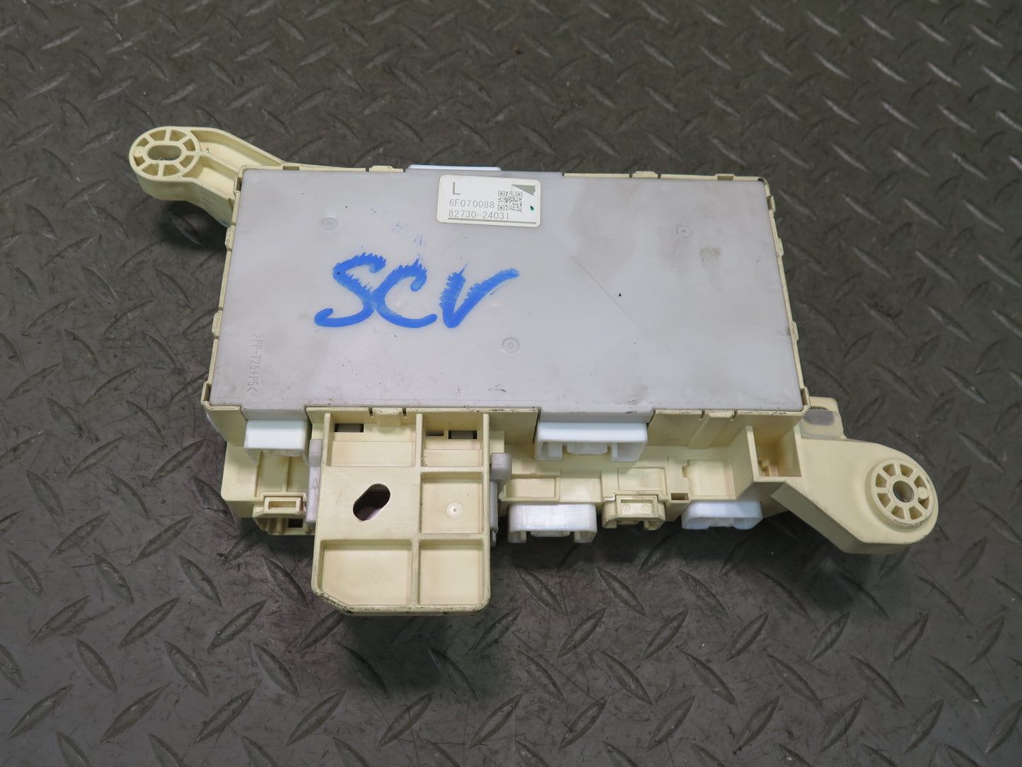06-10 Lexus UZZ40L SC430 Front Right Dashboard Fuse Box Module 82730-24031 OEM