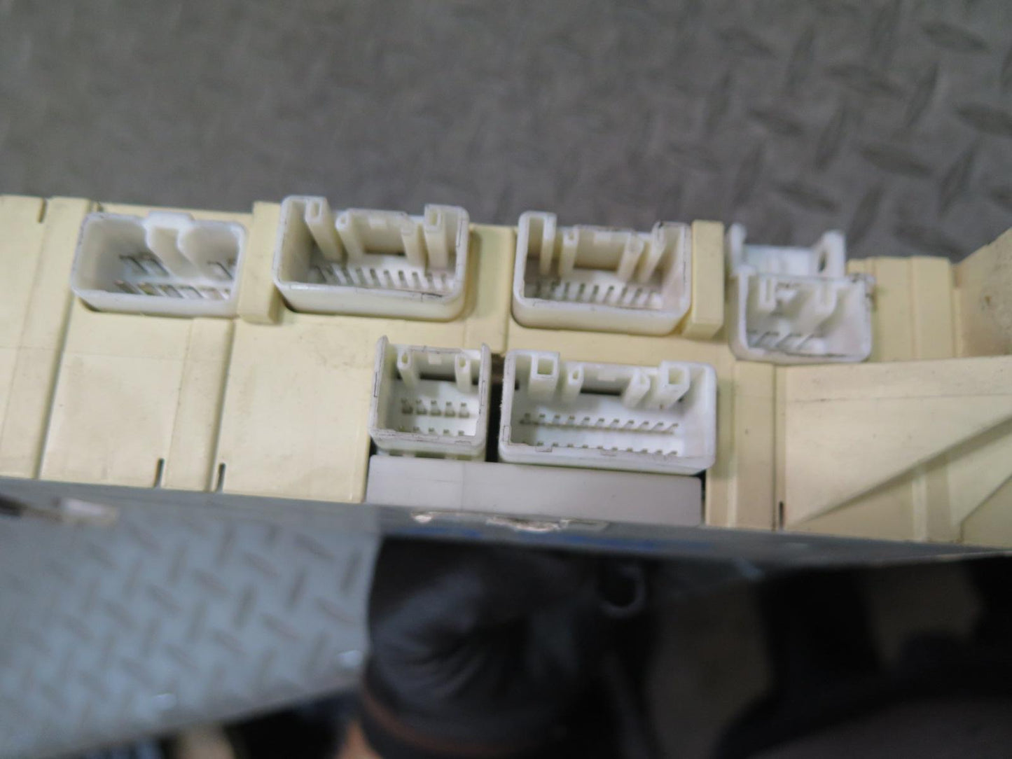 06-10 Lexus UZZ40L SC430 Front Left Dashboard Fuse Box Module 82730-24013 OEM