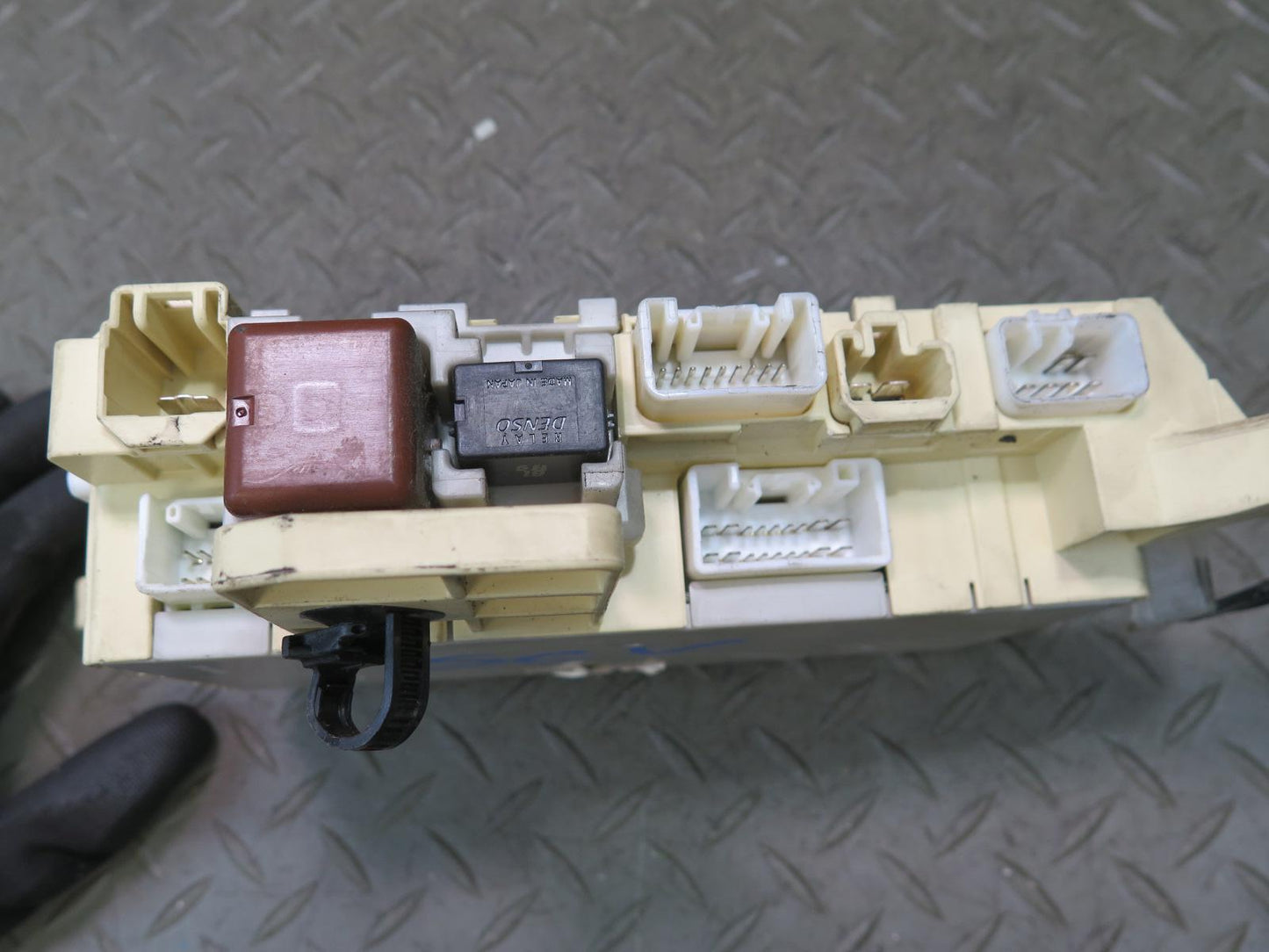 06-10 Lexus UZZ40L SC430 Front Left Dashboard Fuse Box Module 82730-24013 OEM