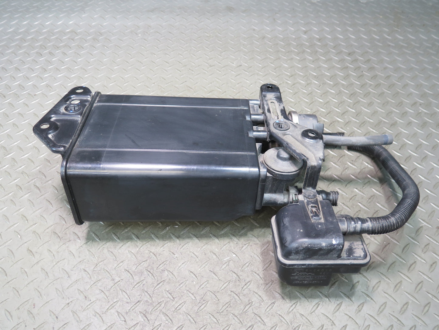 06-10 Lexus UZZ40L SC430 Fuel Evap Vapor Charcoal Canister 75K 77740-24090 OEM