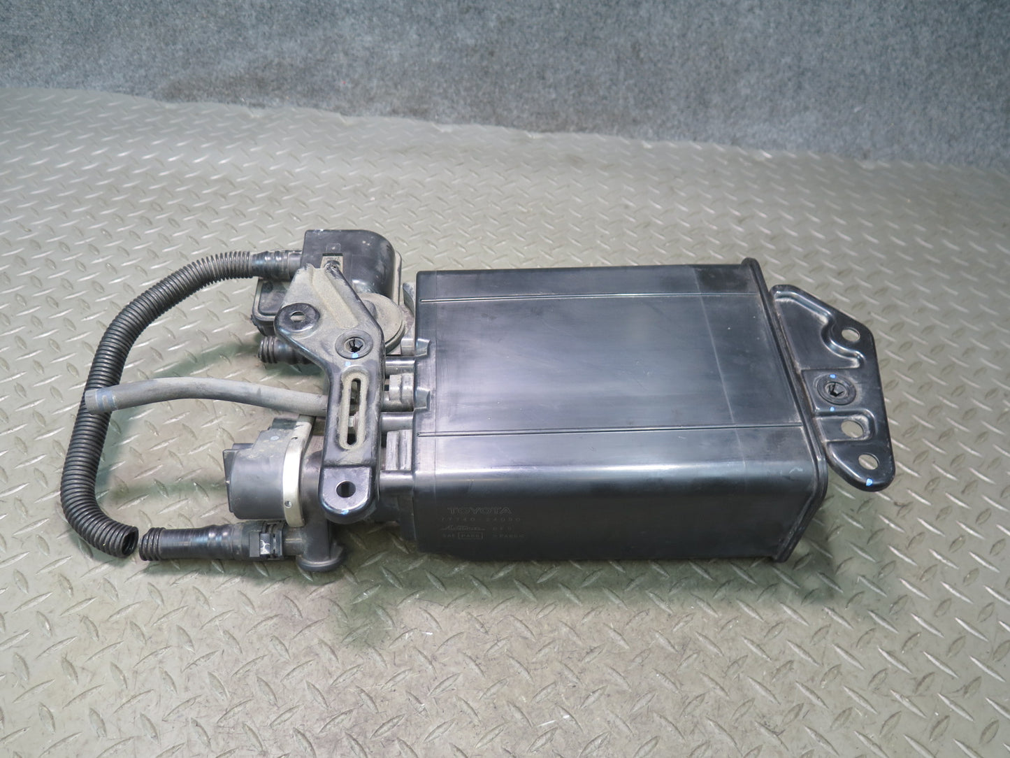 06-10 Lexus UZZ40L SC430 Fuel Evap Vapor Charcoal Canister 75K 77740-24090 OEM