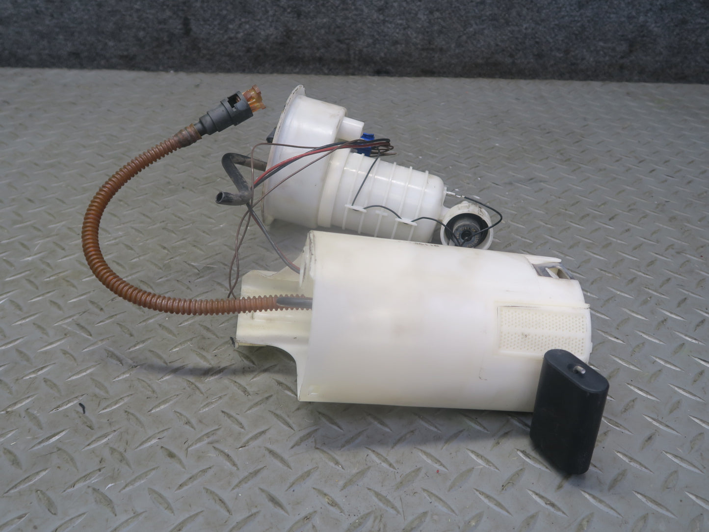 2003 BMW E85 Z4 M54 Fuel Pump Level Sensor w Fuel Pressure Regulator Set OEM