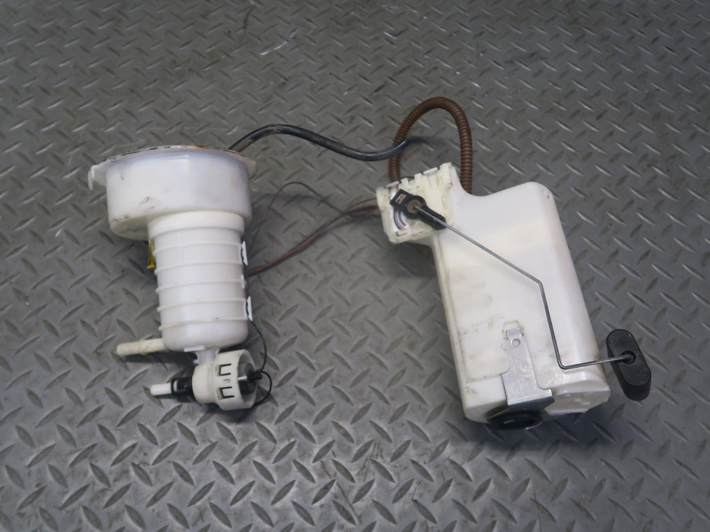 2003 BMW E85 Z4 M54 Fuel Pump Level Sensor w Fuel Pressure Regulator Set OEM