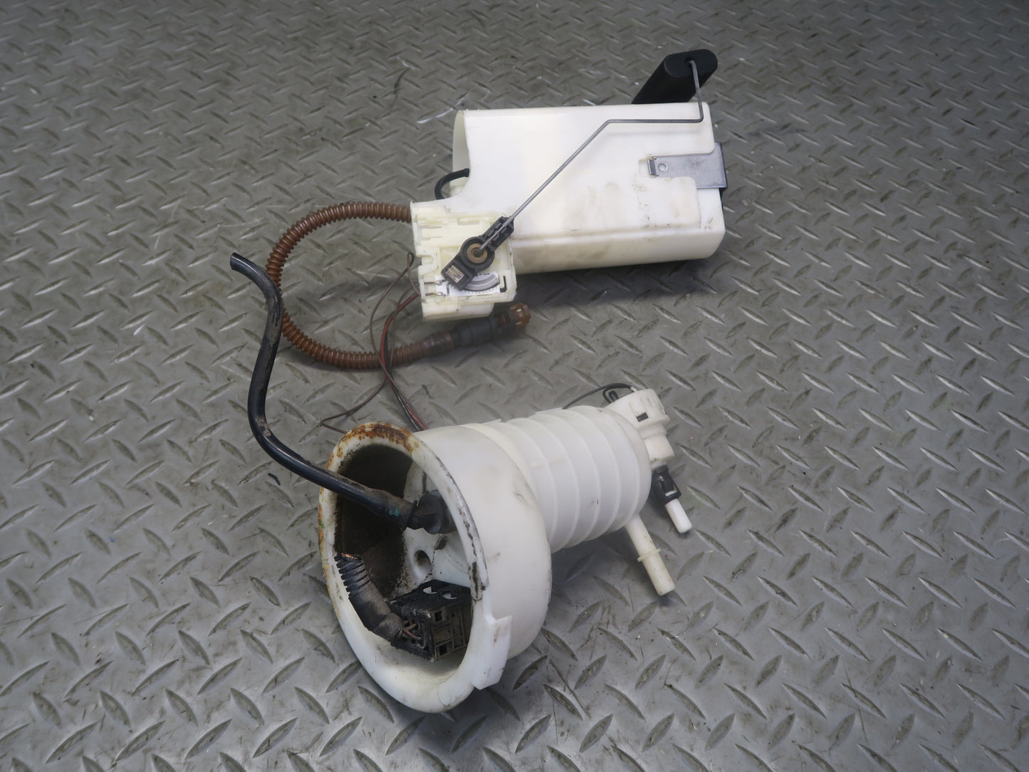 2003 BMW E85 Z4 M54 Fuel Pump Level Sensor w Fuel Pressure Regulator Set OEM