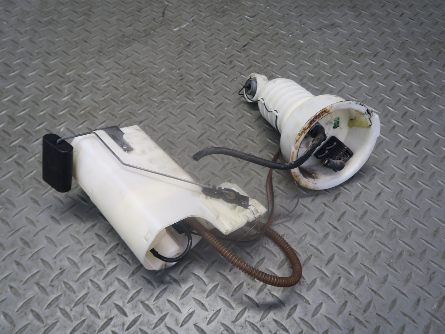 2003 BMW E85 Z4 M54 Fuel Pump Level Sensor w Fuel Pressure Regulator Set OEM