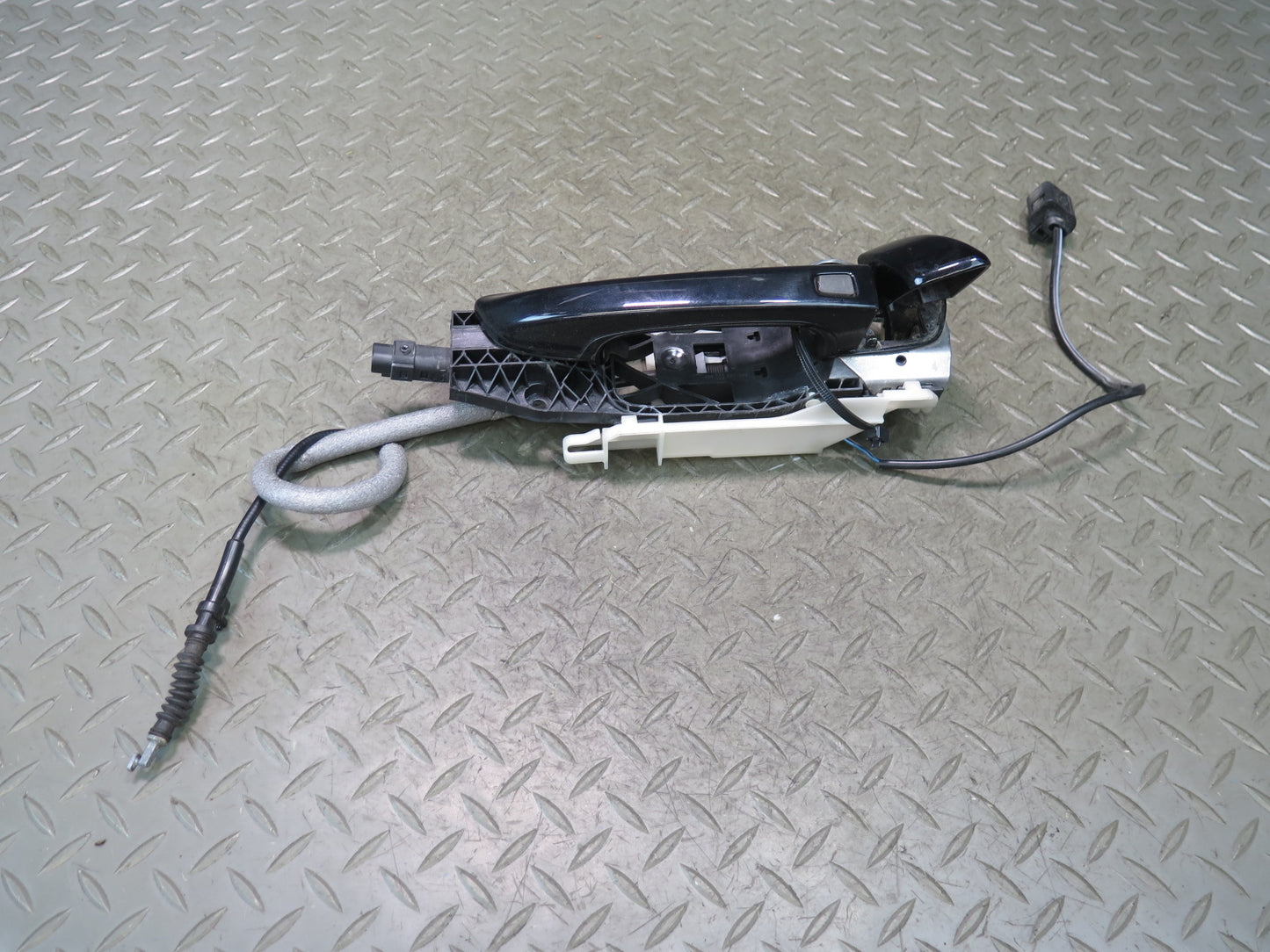 2011-2018 Porsche Cayenne 958 Front Left Exterior Door Handle w Keyless Entry