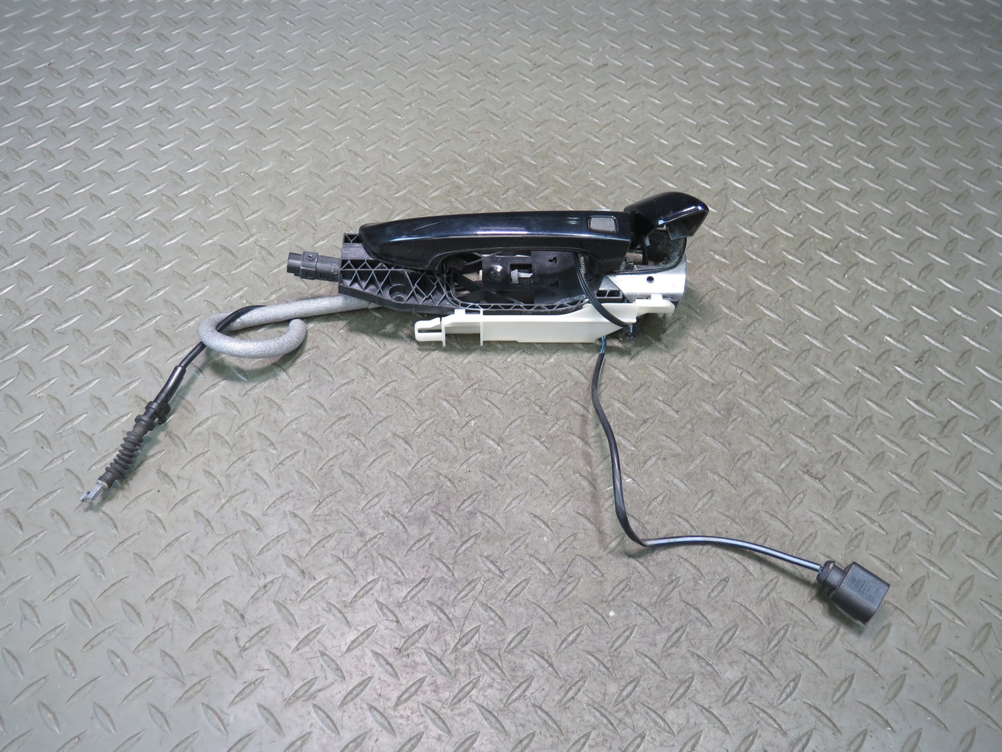 2011-2018 Porsche Cayenne 958 Front Left Exterior Door Handle w Keyless Entry