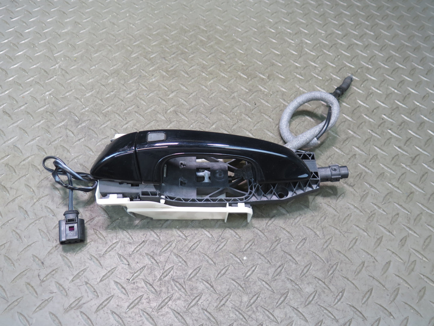 2011-2018 Porsche Cayenne 958 Rear Left Door Exterior Handle w Keyless Entry