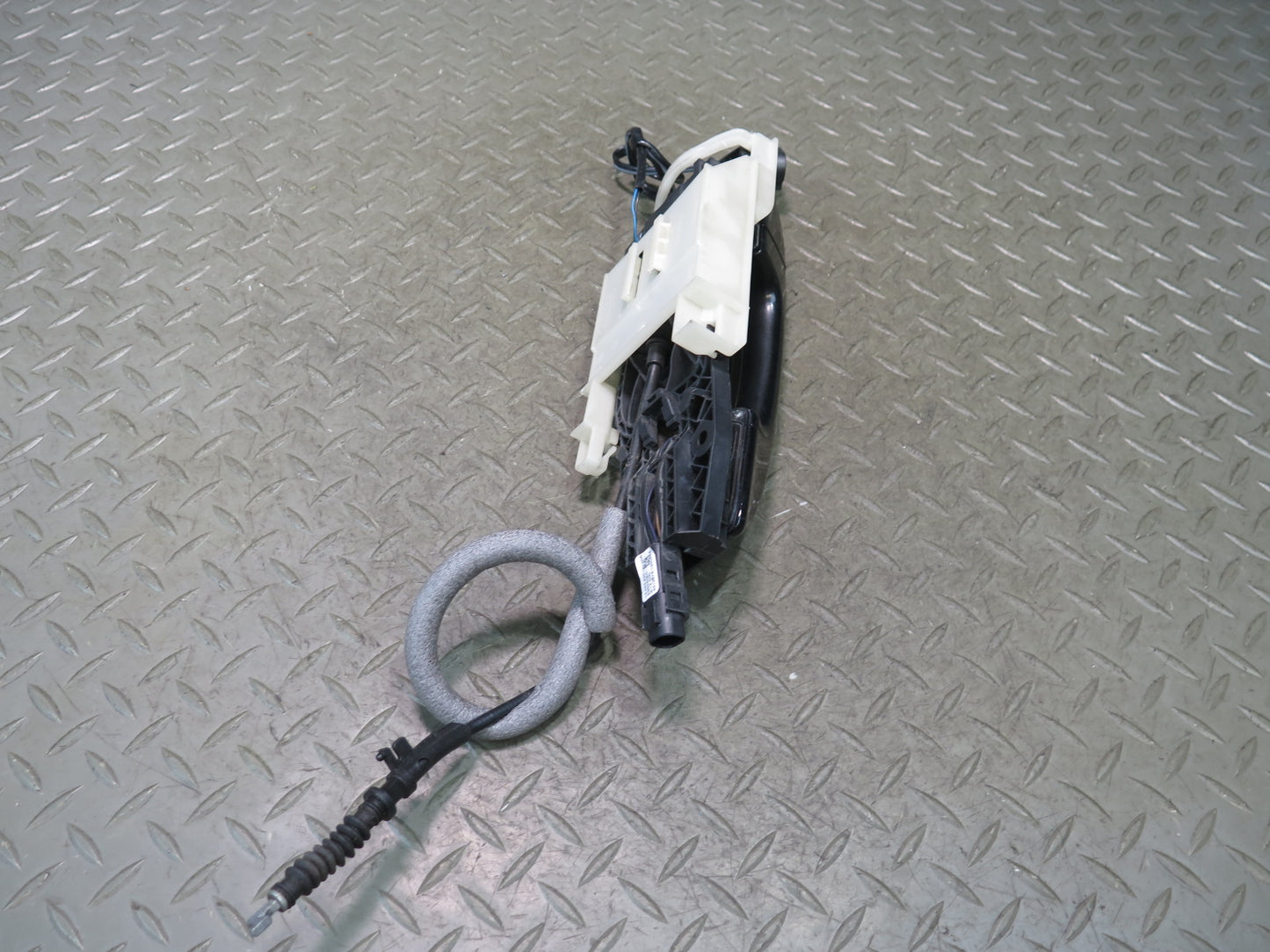 2011-2018 Porsche Cayenne 958 Rear Left Door Exterior Handle w Keyless Entry