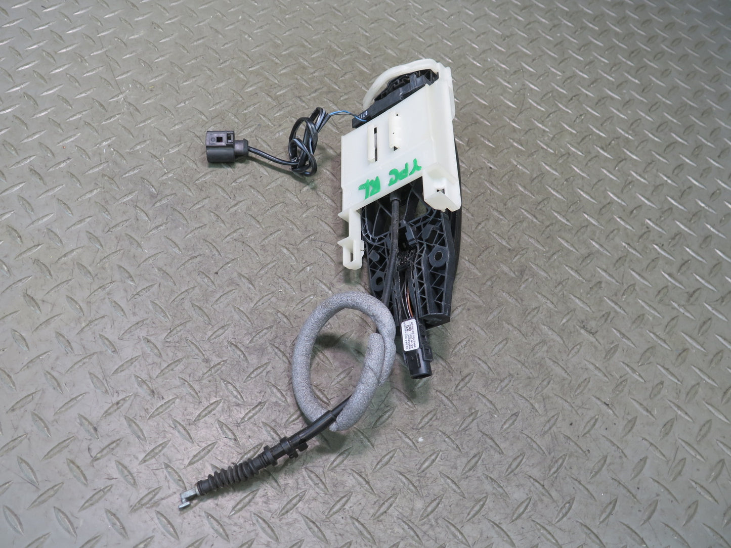 2011-2018 Porsche Cayenne 958 Rear Right Door Exterior Handle w Keyless Entry
