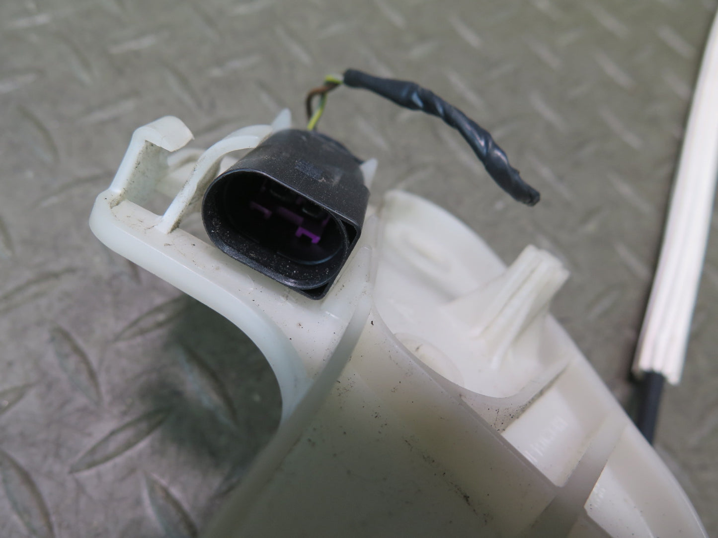 2011-2018 Porsche Cayenne 958 Front Left Door Lock Latch Actuator 8J1837015B