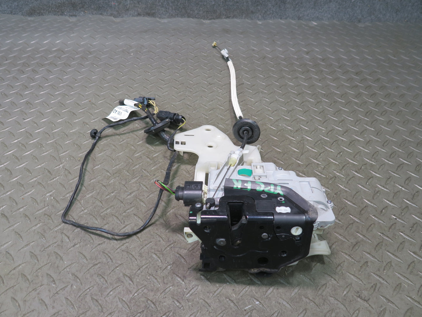 2011-2018 Porsche Cayenne 958 Front Right Door Lock Latch Actuator 8J1837016B