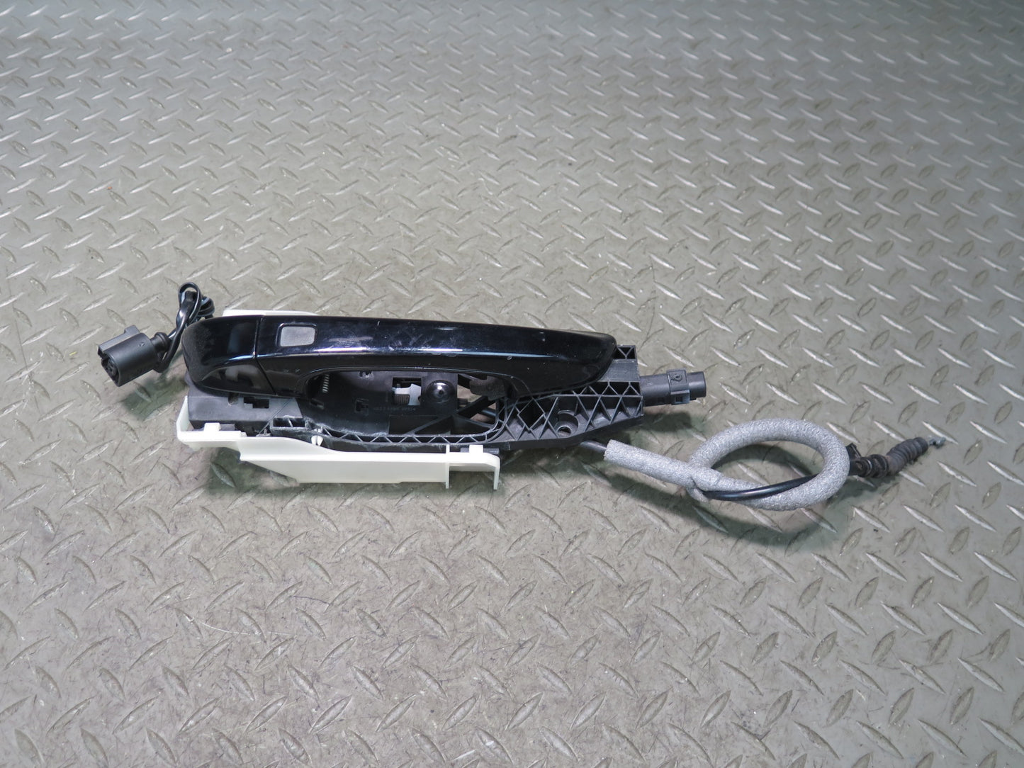 2011-2018 Porsche Cayenne 958 Front Right Door Exterior Handle w Keyless Entry