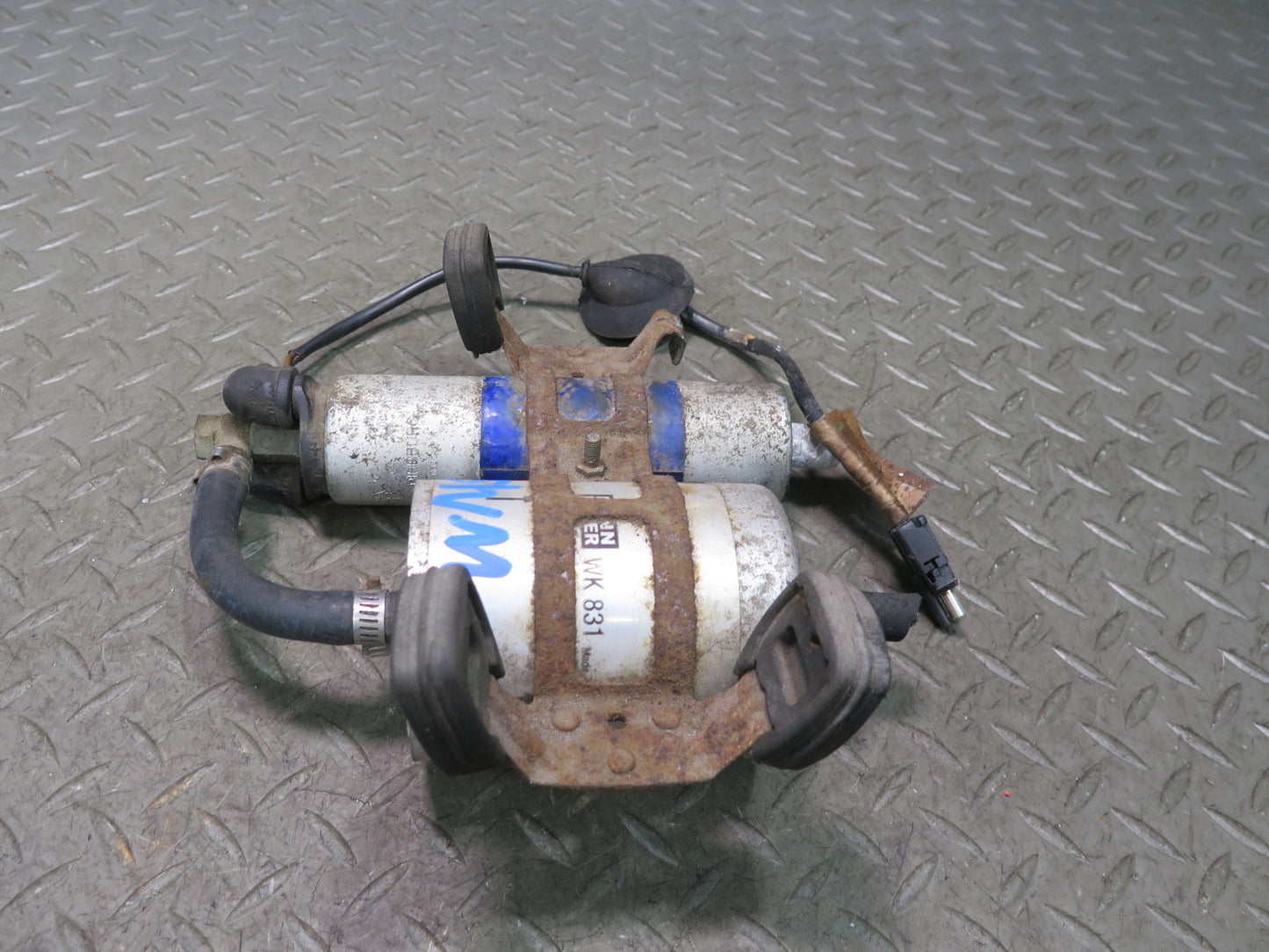 94-99 Mercedes W140 S420 S500 Fuel Pump w Fuel Filter & Mount OEM