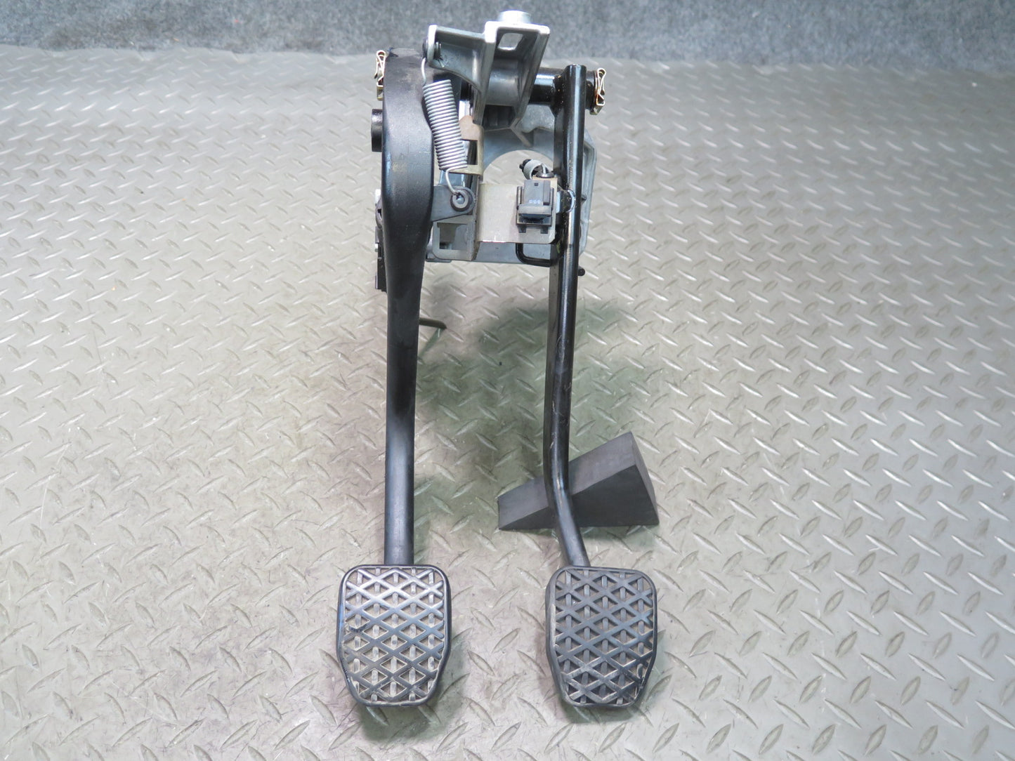 03-08 BMW E85 Z4 Manual Transmission Clutch & Brake Pedal Set OEM