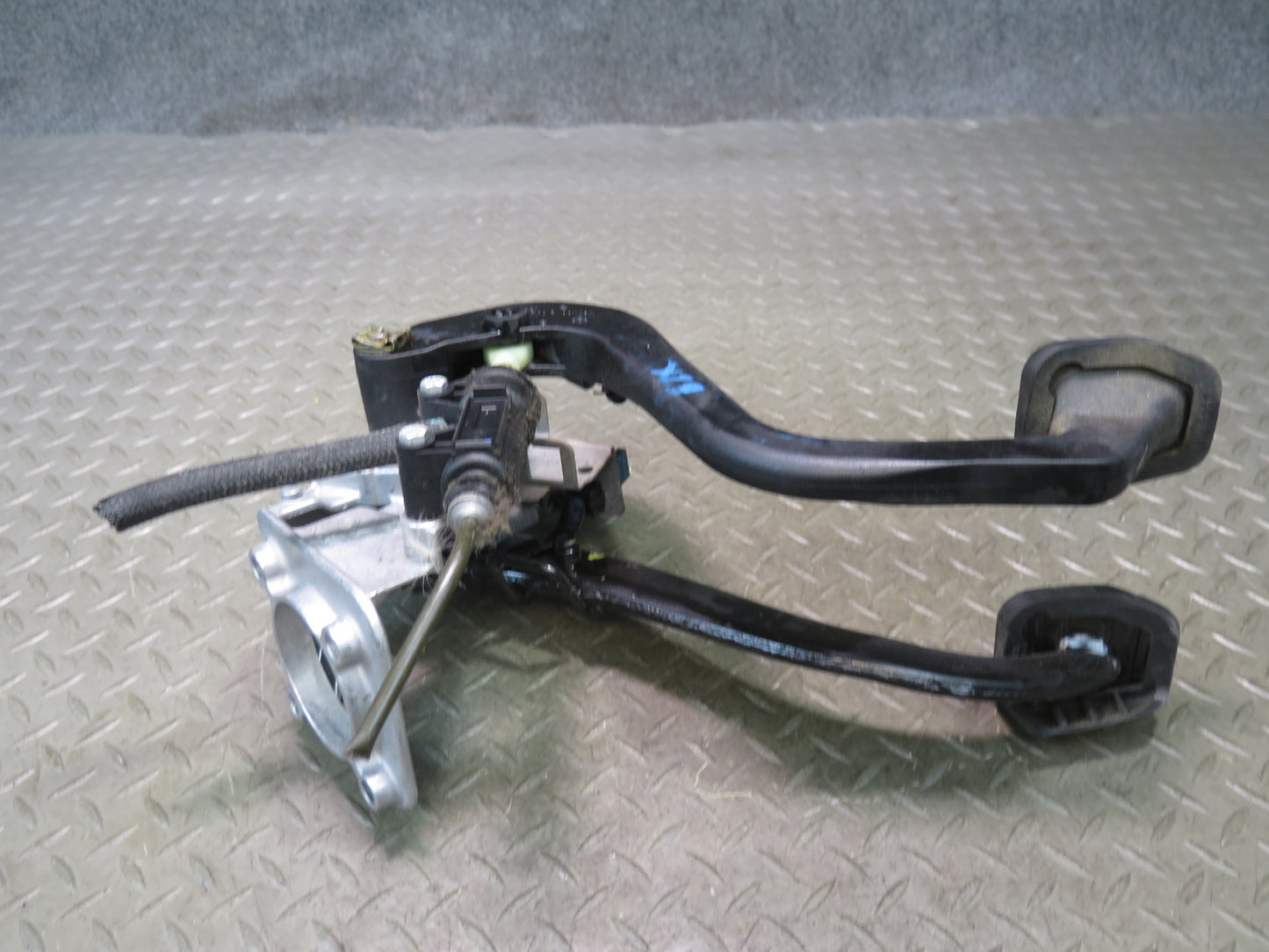 03-08 BMW E85 Z4 Manual Transmission Clutch & Brake Pedal Set OEM