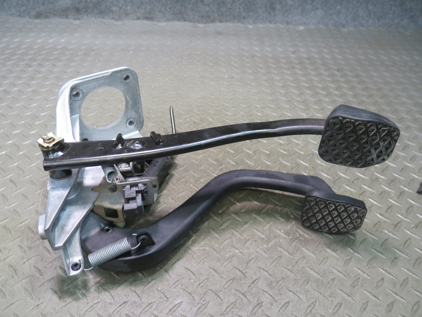 03-08 BMW E85 Z4 Manual Transmission Clutch & Brake Pedal Set OEM