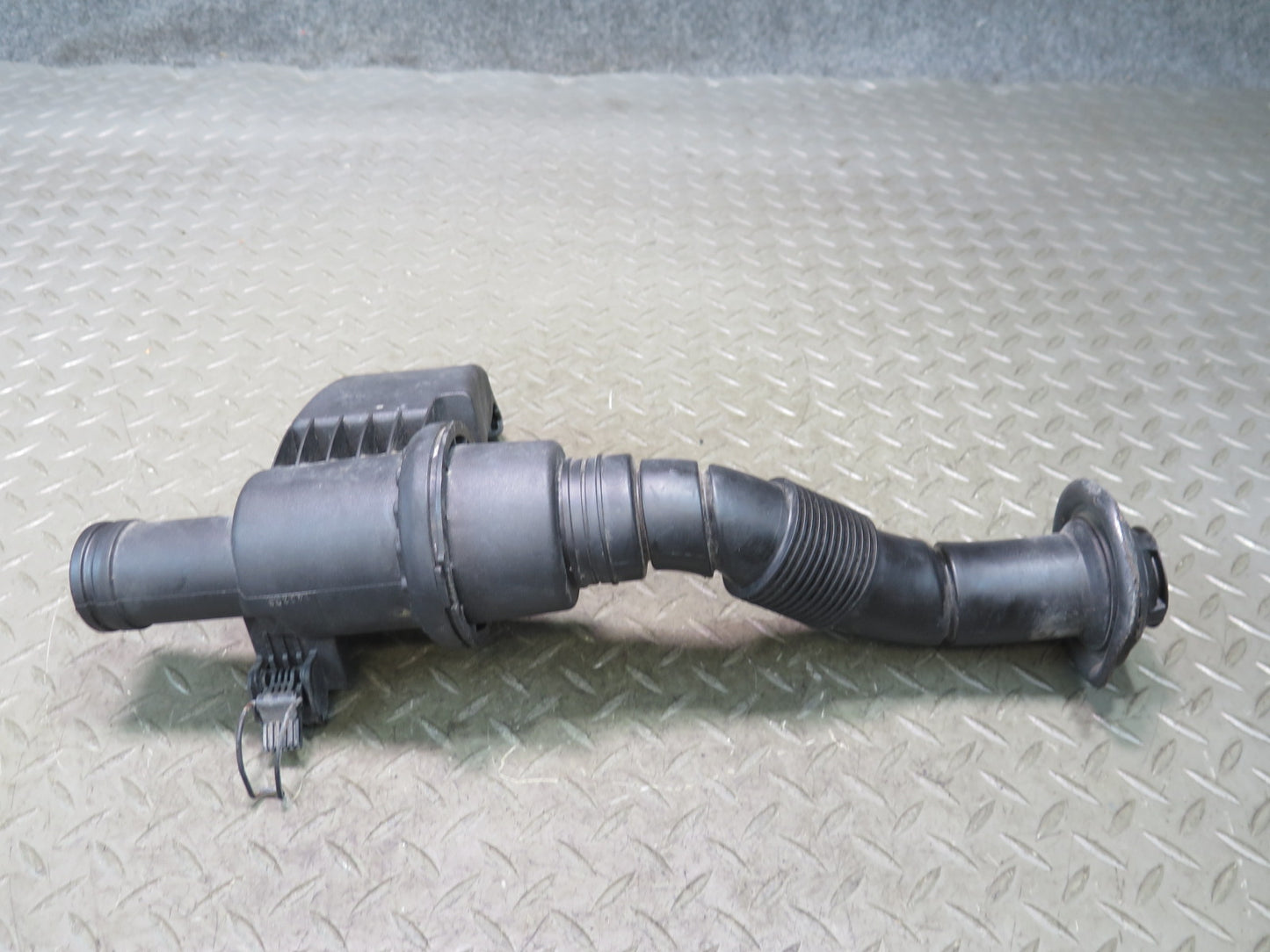 03-08 BMW E85 Z4 Air Intake Acoustic Resonator Hose Tube Pipe 7514864 OEM