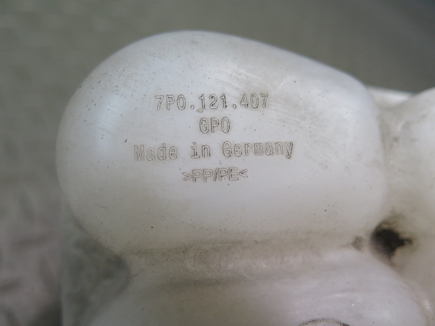 2011-2018 Porsche Cayenne 958 Radiator Coolant Overflow Expansion Tank