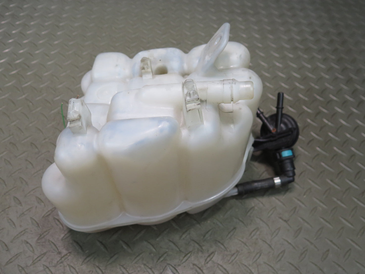 2011-2018 Porsche Cayenne 958 Radiator Coolant Overflow Expansion Tank