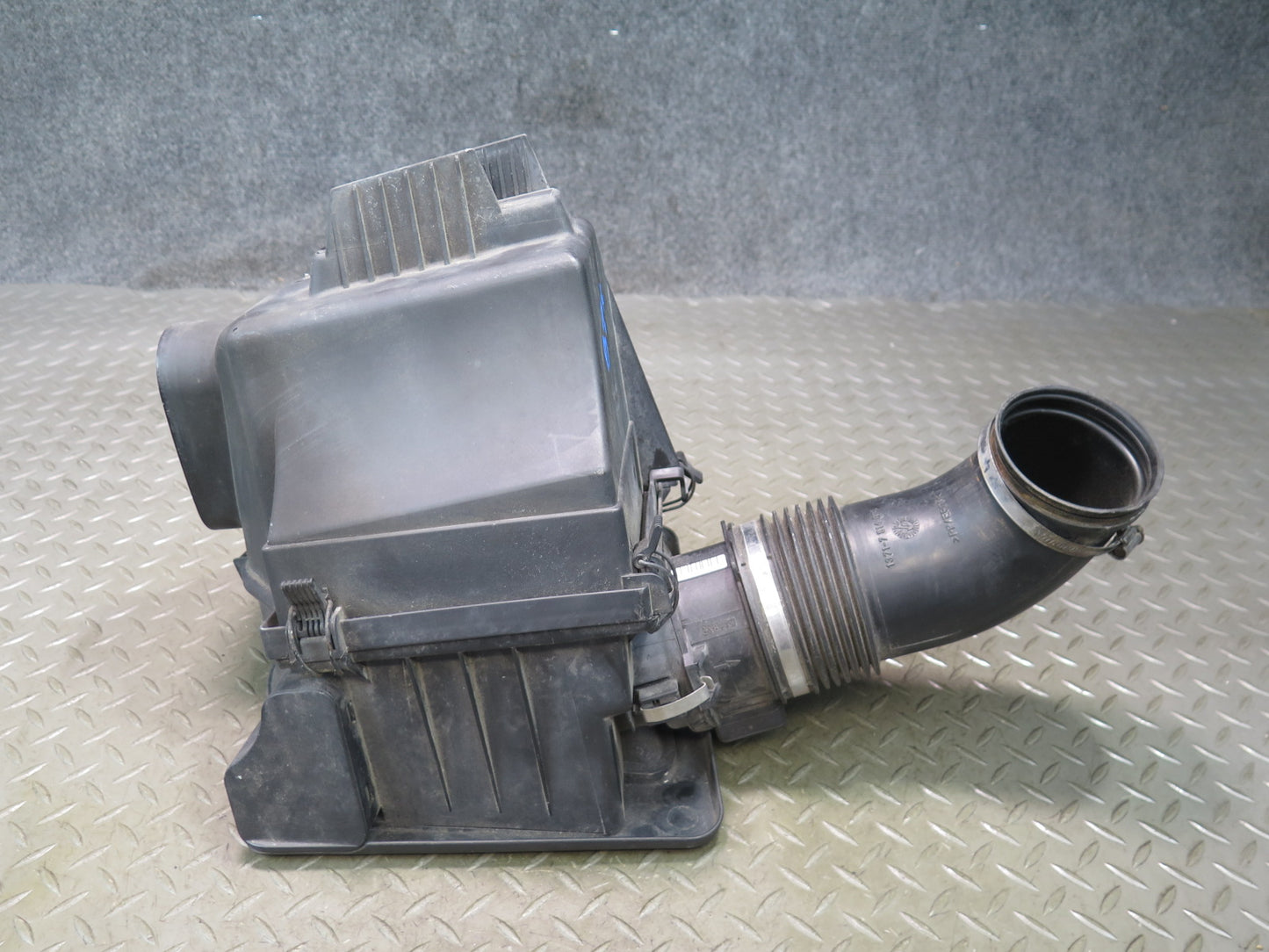 03-05 BMW E85 Z4 3.0L M54 Air Intake Cleaner Filter Box w MAF Sensor OEM
