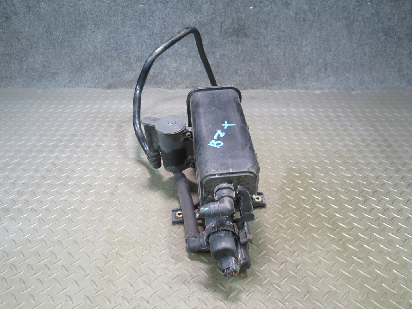 03-08 BMW E85 Z4 Fuel Evap Vapor Charcoal Canister Assembly 6758019 OEM