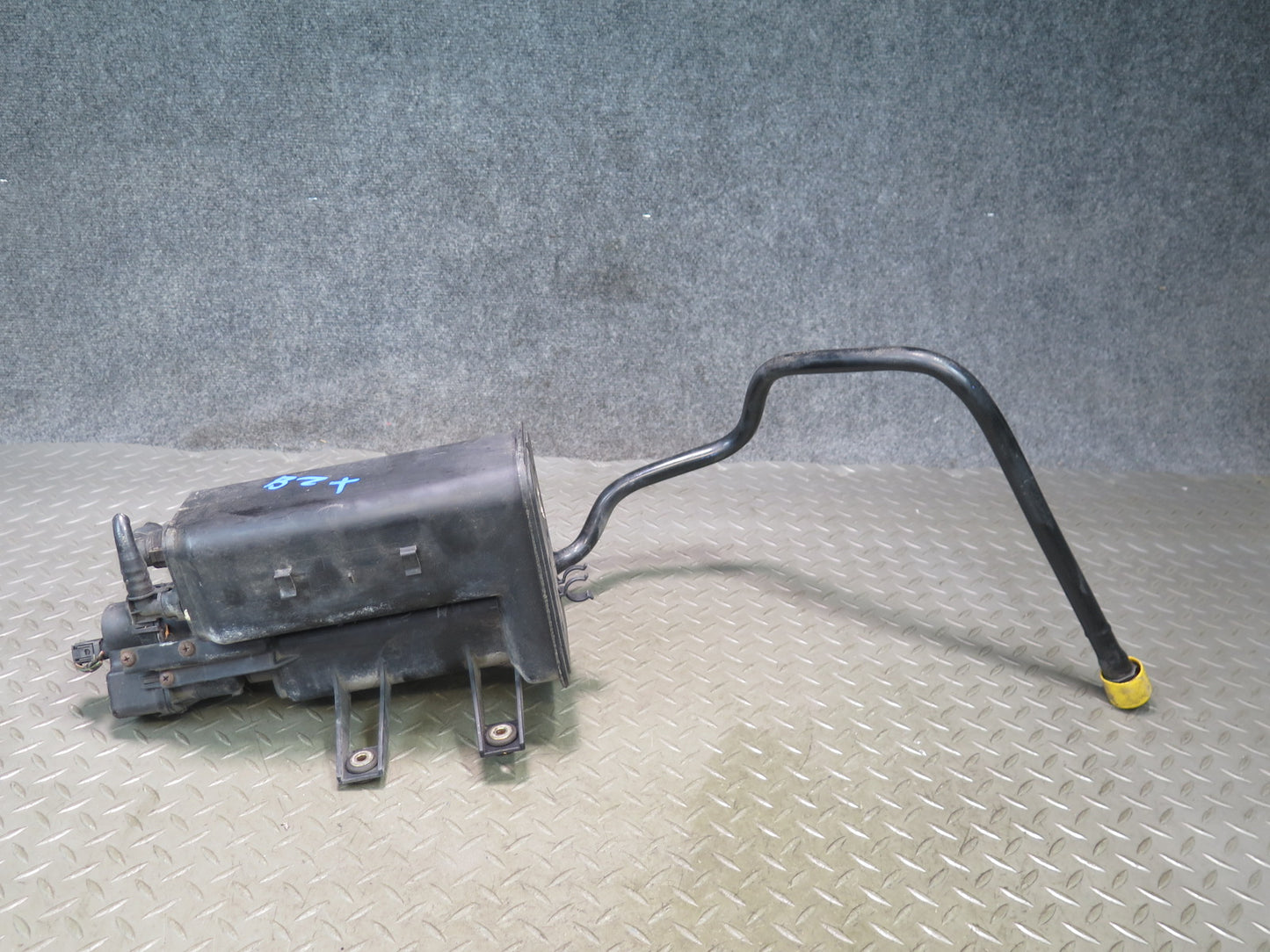 03-08 BMW E85 Z4 Fuel Evap Vapor Charcoal Canister Assembly 6758019 OEM