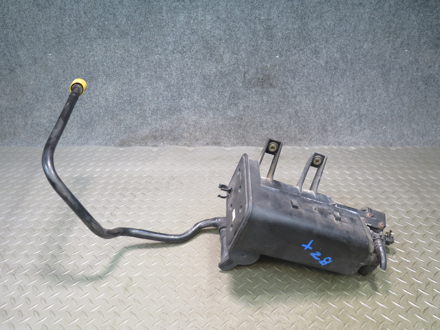 03-08 BMW E85 Z4 Fuel Evap Vapor Charcoal Canister Assembly 6758019 OEM